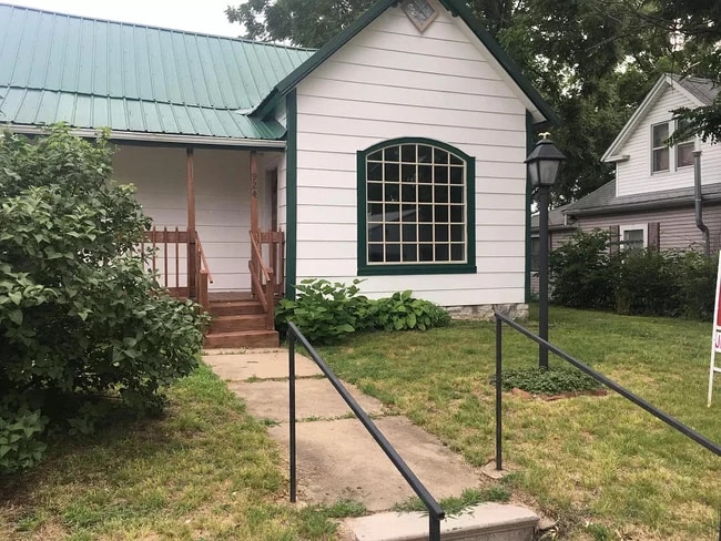 Photo - 924 W 1st St