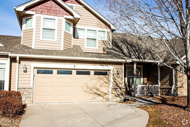 Building Photo - Meticulously maintained townhome on August...