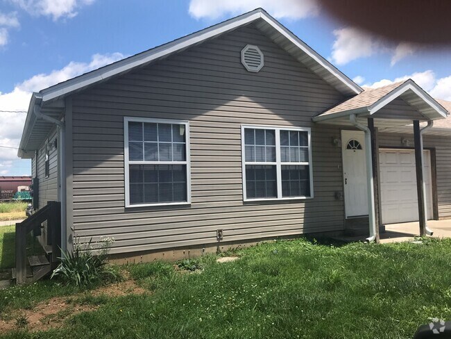 Building Photo - 2 bedroom 2 bathroom duplex with yard care... Rental