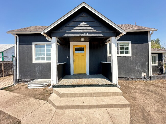 Building Photo - 1203 2nd St Rental