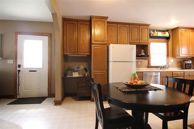 Photo - 907 W 7th St