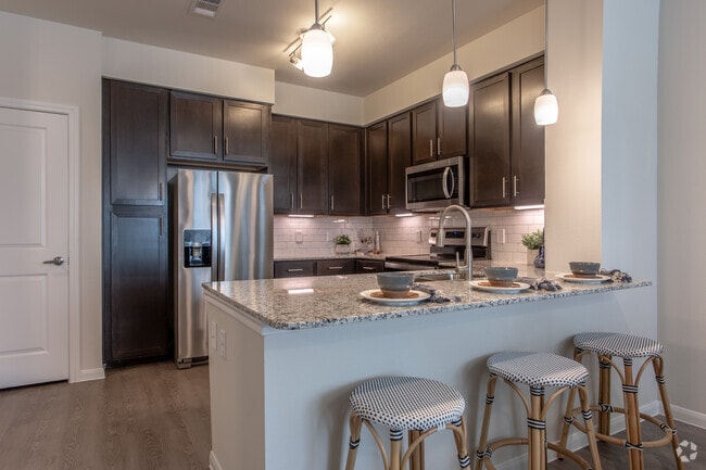 1 BR, 1 BA - 695 SF