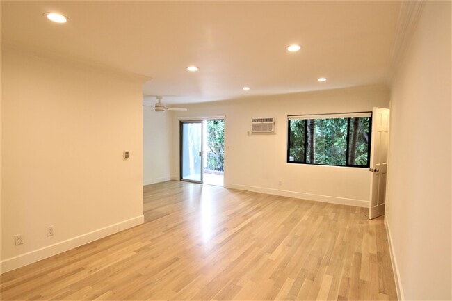 Building Photo - 6345 Primrose Ave Unit 1