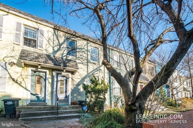 Photo - 2221 Ontario Rd NW