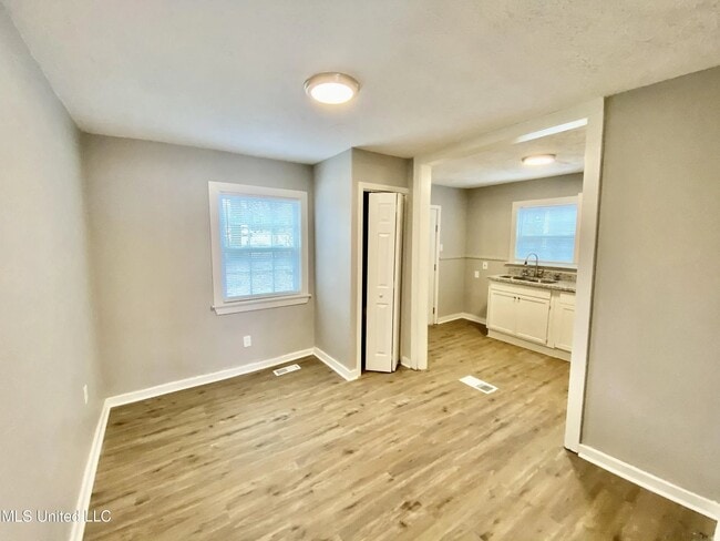 Photo - 308 Josanna St