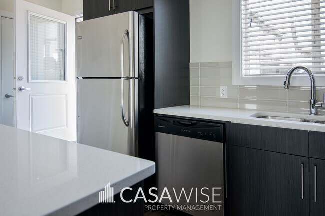 Photo - 655-655 Watt Blvd SW