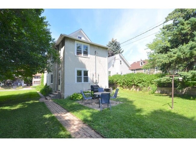 Building Photo - 711 University Ave SE