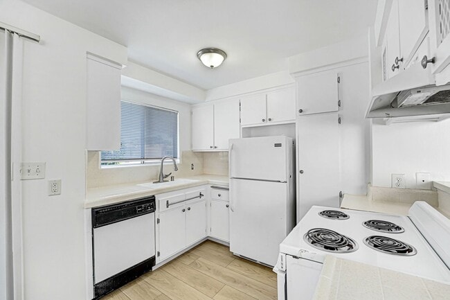 Photo - 1723 S Barrington Ave Unit 03