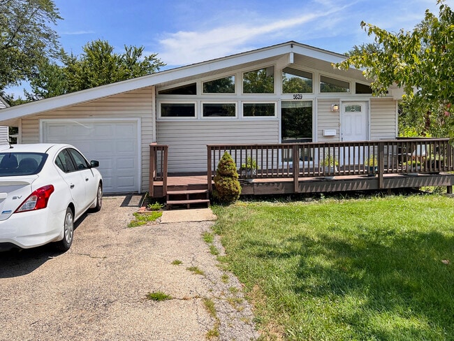 Photo - 5639 Main St