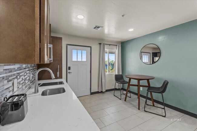 Photo - 1879 Peppertree Dr