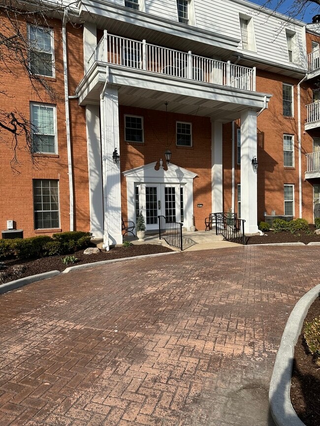 Building Photo - $1,950.00 2Bd/2Bt Condo in Chesterfield w/2 Garage Parking Spots Unit 28