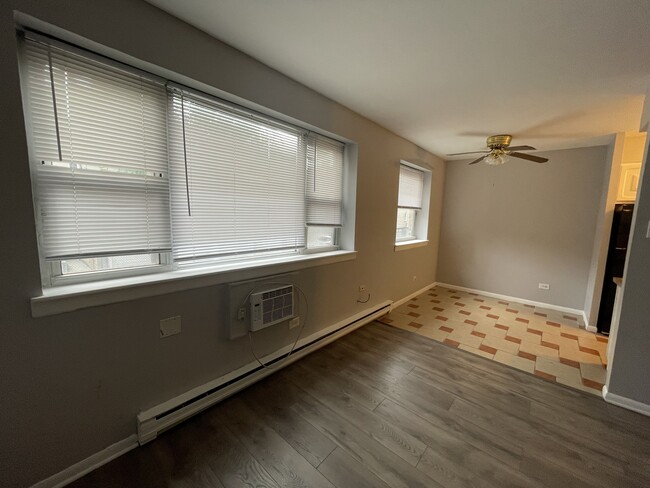 Building Photo - 5920 N Kenmore Ave Unit 401
