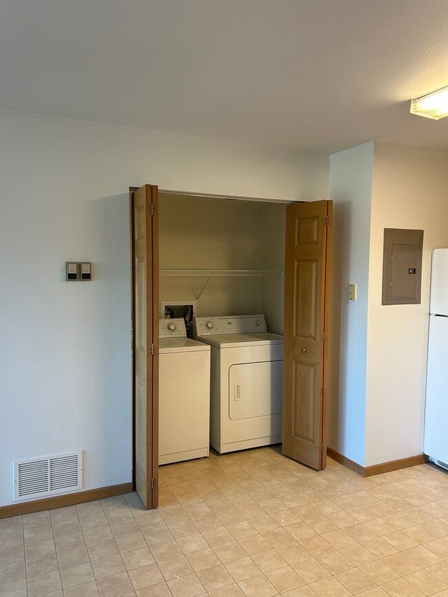 Photo - Great location, nice condo FRESH PAINT NOW AND NEW WINDOWS ! Unit 43