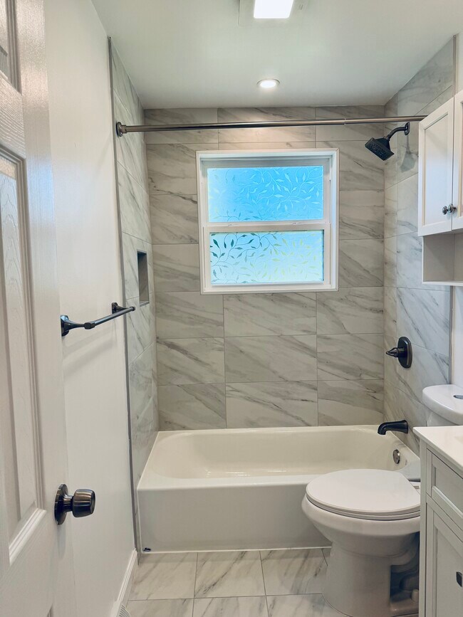 Baño - 536 Kalmia St Unidad B - upstairs