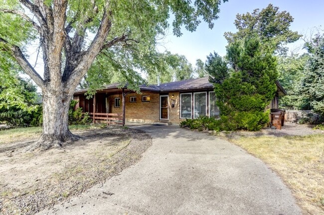 Building Photo - Pre-Lease August 2026; Large 5 Bedroom 3 B...