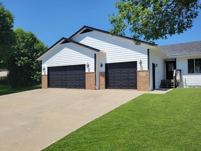 Photo - 3 BA, 2 BA TOWNHOME THAT IS SPACIOUS LIKE A HOUSE! AMENITY FILLED!