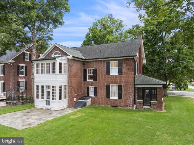 155 W Lincoln Ave