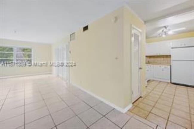 Building Photo - 124 NE 19th Ct Unit 114B Rental