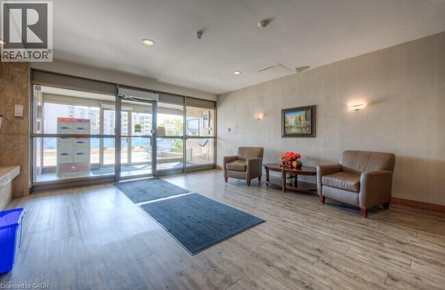 Photo - 3227 King St E Unité 408