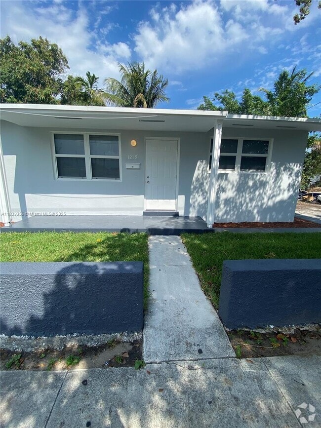 Building Photo - 1219 N 20th Ave Rental