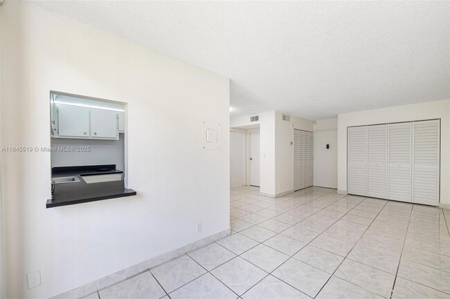 Photo - 16909 N Bay Rd Unidad 305