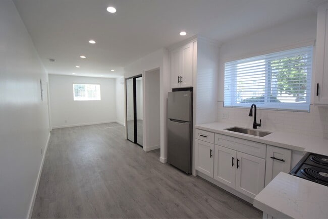 Photo - 5340 Whitsett Ave Unit 10