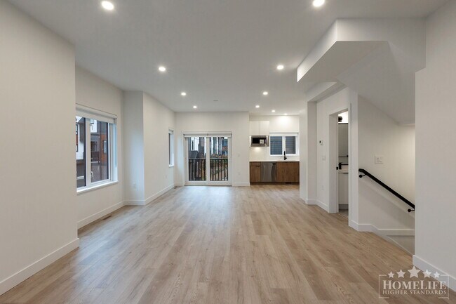 Photo - 3 - Bed + 3 - Bath + 1 Office/Den in South Surrey! Unité 33