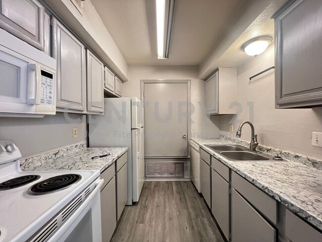 Building Photo - 1108 N Elm St Unit 3