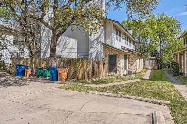 Building Photo - 2 Bedroom Condo in West Lake Hills- Eanes ISD