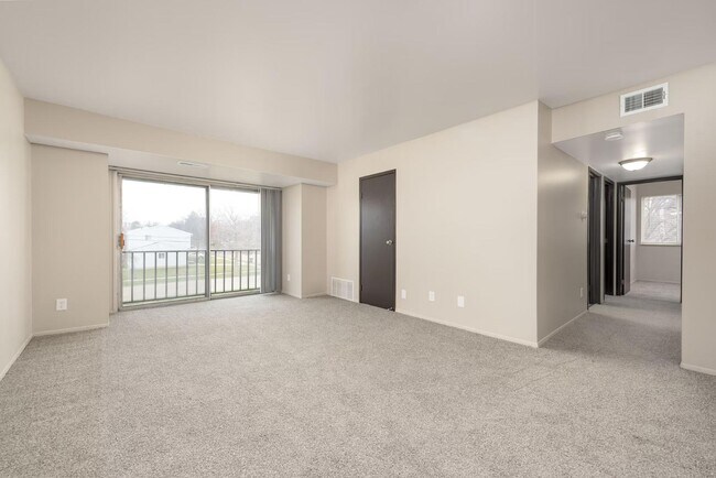Building Photo - Everett Apartments - 3532-03