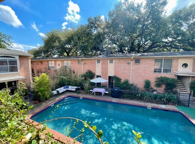Building Photo - 3420 Mt Vernon St Unit 8