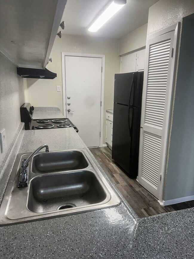 Photo - Oaks at Five Mile Apartments