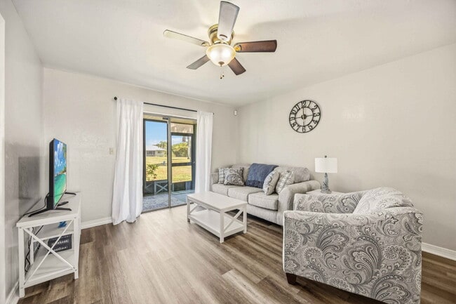 Photo - "Charming 2-Bed, 2-Bath Villa in Lake Shore Condominiums" Unidad 801