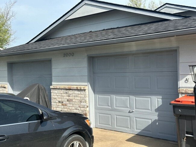 Building Photo - 2 Bedroom, 1 Bathroom, Right side of Duplex with fenced-in backyard and 1x Car Garage