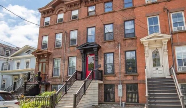 Building Photo - 30 Trumbull St Rental