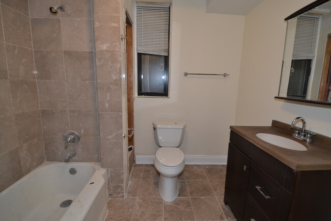 Building Photo - 2031 Moffat W St Unit 2 Rental