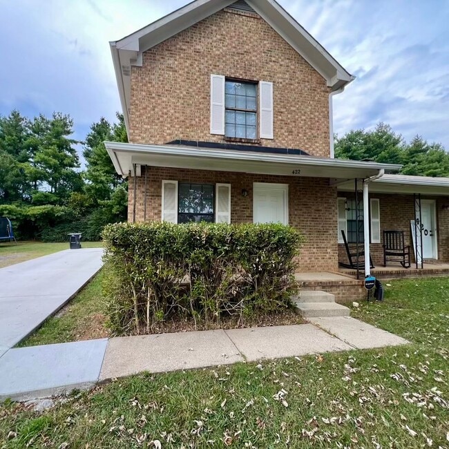 Building Photo - 2 Bed, 1.5 Bath Townhouse with Fireplace in Murfreesboro