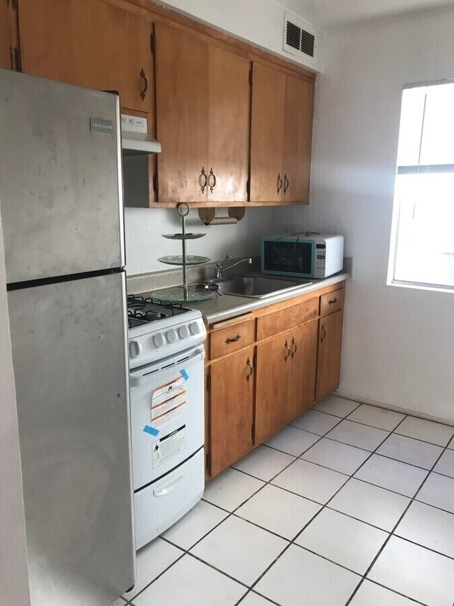 Building Photo - 2140 California St Unit 7