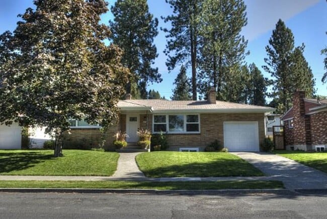 Building Photo - Available June 5th Spacious 3 Bedroom Rancher with Finished Basement & Beautiful Upgrades