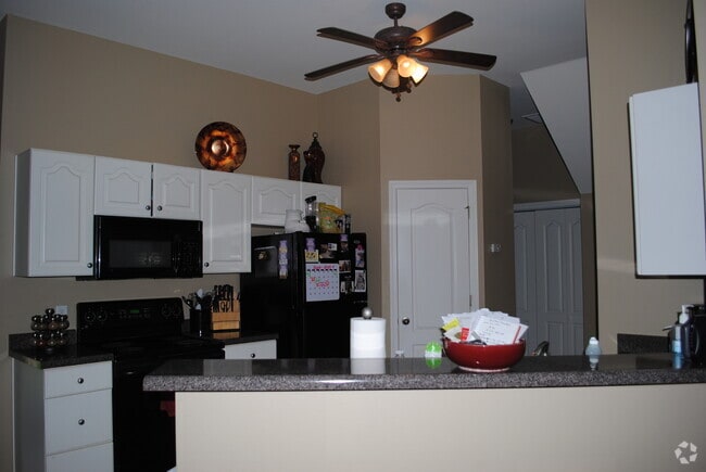 Building Photo - Three Bed / Three Bath with Fenced Yard an... Rental