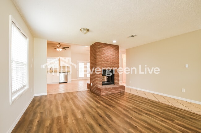 Photo - 2969 Ruskin St