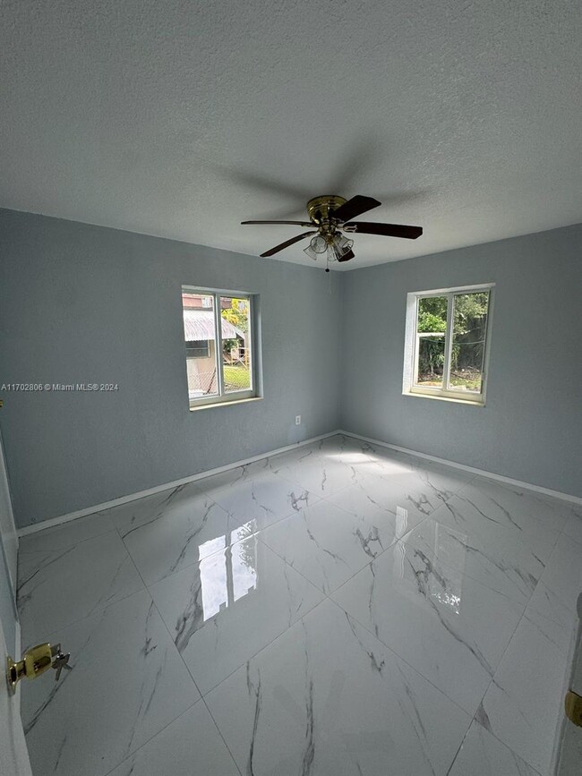 Building Photo - 700 NE 139th St Rental