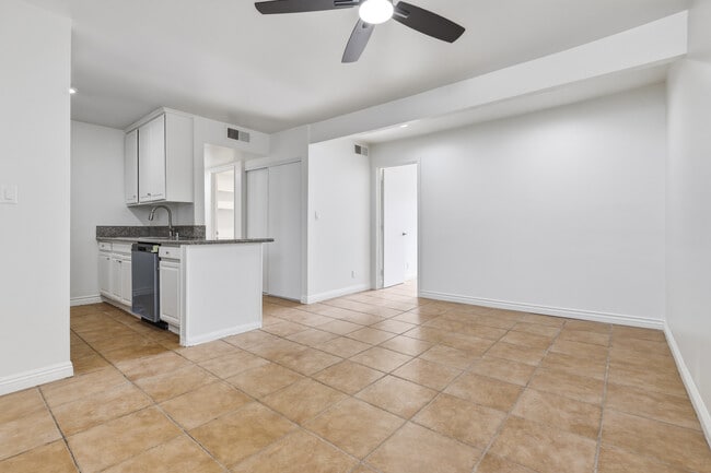 Building Photo - 18620 Hatteras St Unit 229
