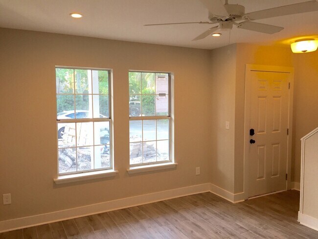 Photo - 2 Bedroom 1.5 Bath Townhouse - Downtown Charleston