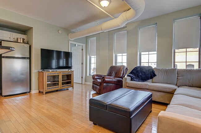 Photo - 212 N Main St