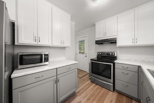 Photo - Pet Friendly 3/1 House, Fenced Yard, Deck, Fire Pit & Basement