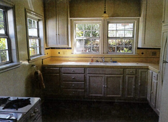 Kitchen - 1423 Cabrillo Ave Apartments Unit A