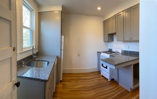 Building Photo - 17 Jersey St. Unit #2 Second floor