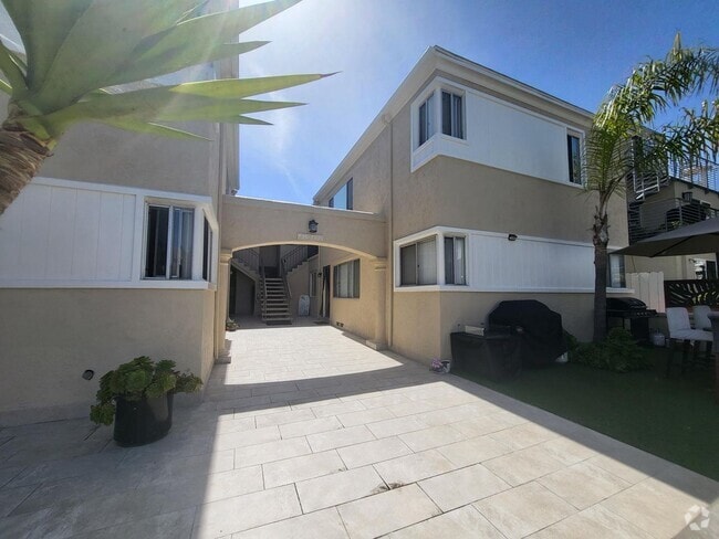 Building Photo - Mission Beach 1Bed 1 Bath steps from the w... Unit 729 Rental
