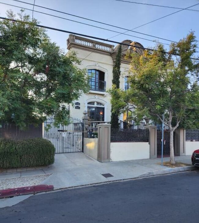 Photo - 1611 Talmadge St Unidad Upstairs 3